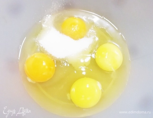Для приготовления бисквита нам потребуется 4 некрупных яйца. Разбиваем яйца в миску и всыпаем столовую ложку сахара.