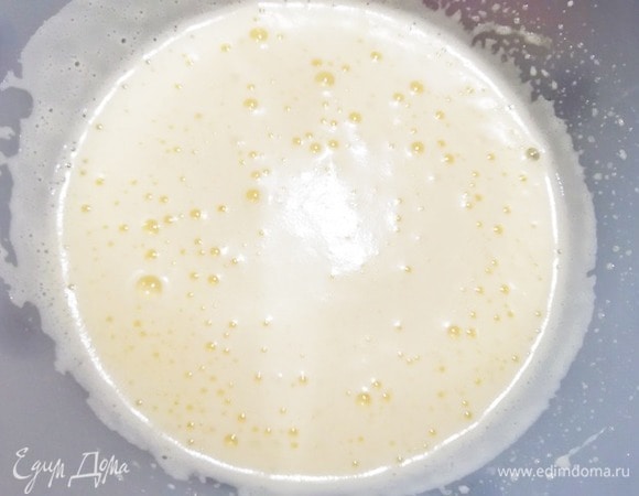 Взобьем яйца с сахаром при помощи миксера 4–5 минут.