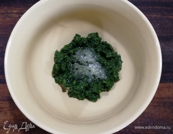 Шпинат размораживаем, добавляем соль.