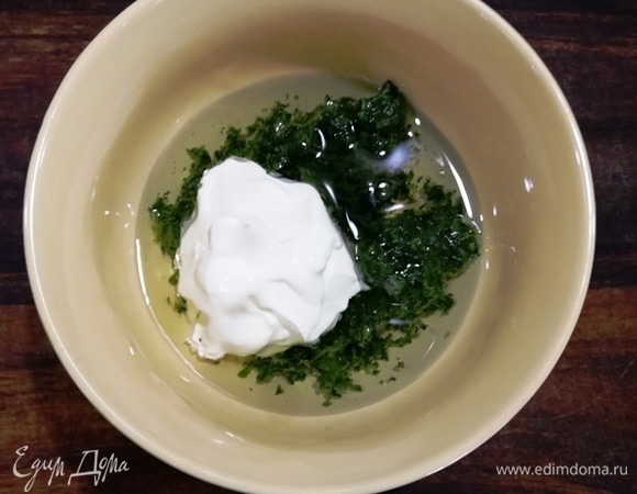 Отмеряем нужное количество сметаны и растительного масла.