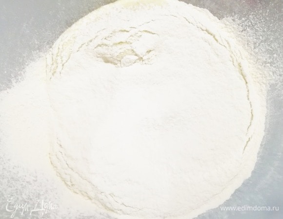 Просеиваем муку во взбитые яйца и аккуратно вмешиваем лопаткой.