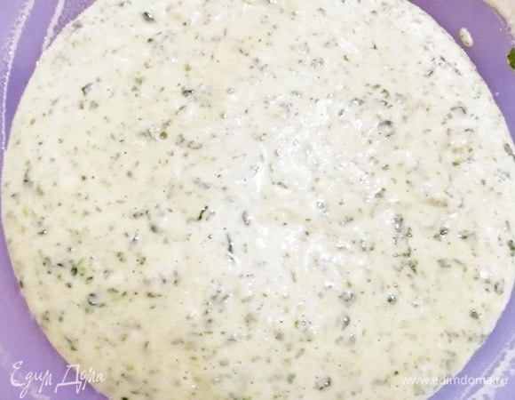 Вливаем шпинатную смесь и перемешиваем тесто. Сейчас цвет не такой насыщенный, каким станет после выпечки.