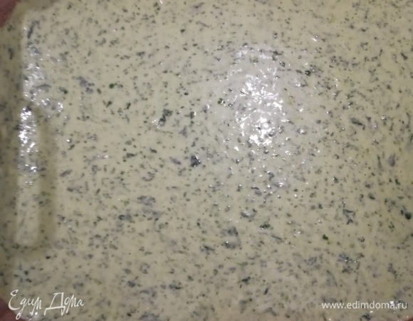 Выливаем тесто тонким слоем на противень, застеленный пергаментом. Выпекаем в разогретой до 180°С духовке 10 минут.