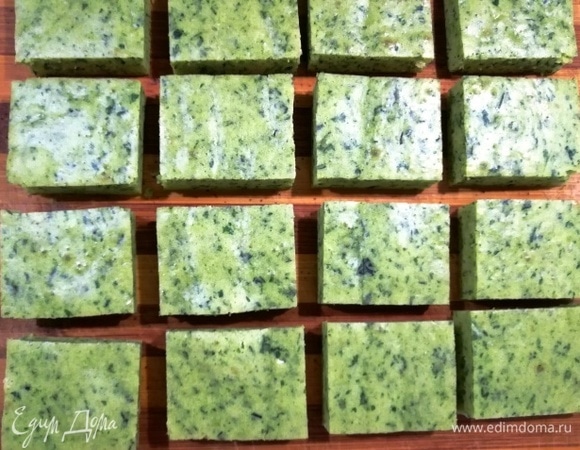 После выпечки бисквит приобретет нежно зеленый оттенок. Остывший бисквит нарезаем на небольшие прямоугольники.