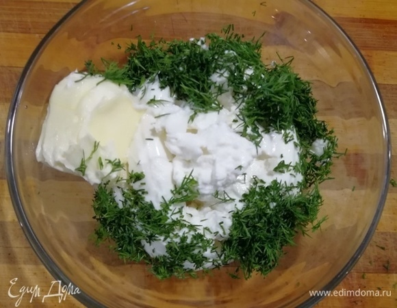 Пока выпекался бисквит, я приготовила творожный крем, смешав рикотту, сливочное масло комнатной температуры, укроп и соль. Слабосоленую форель нарезала тонкими пластинками.