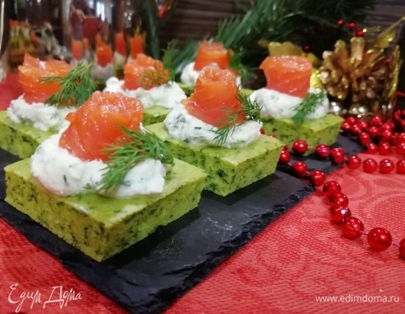 Осталось украсить бисквит творожным кремом, тонко нарезанной форелью и украсить веточками укропа.