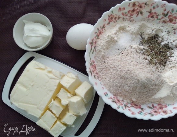 Готовим ароматный корж для нашего чизкейка. Сливочное масло охладить и нарезать кубиками.