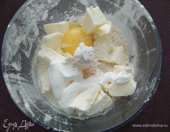 Взбить все в процессоре. Масса постепенно начнет собираться в комок.