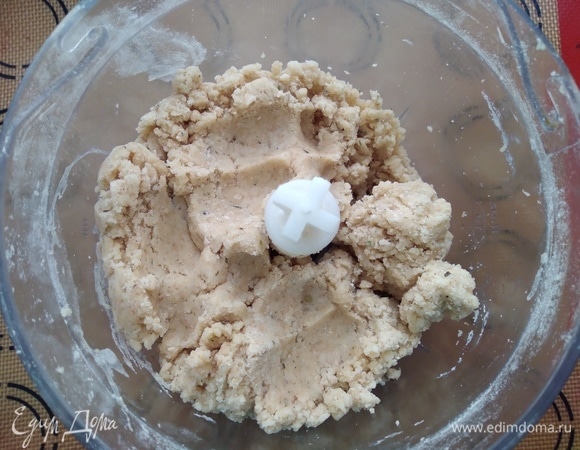 Расплющить тесто, обернуть пленкой и убрать в холодильник на 15 минут.