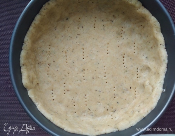 Тесто раскатать, поместить в разъемную форму 20–22 см, сделать бортики.