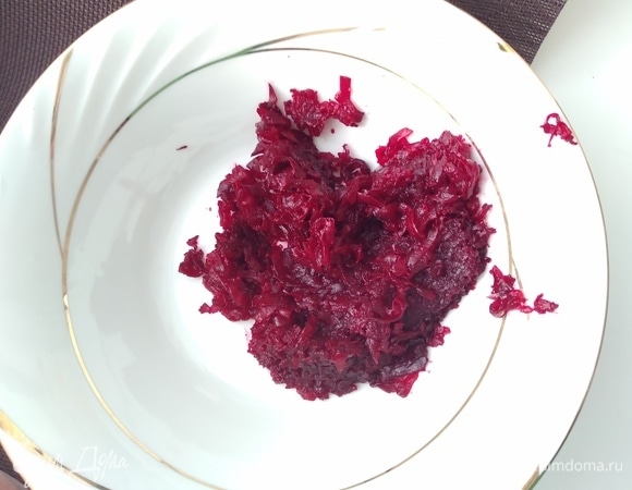 Готовим начинку. Свёклу заранее отварить или запечь в духовке. По массе у меня где-то 200 грамм свеколки. Натереть на мелкой терке.