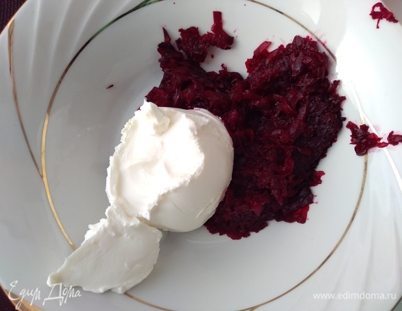 Добавить сливочный сыр и сметану. Перемешать.