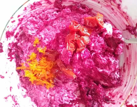 И нарезанные вяленые помидорки. Они тут дают пикантную нотку.