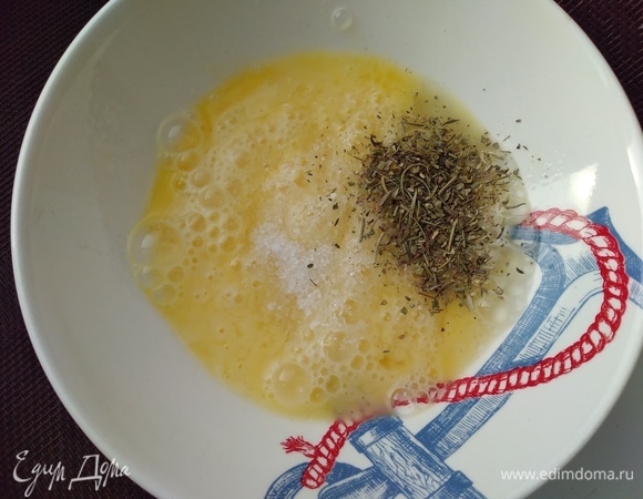 Яйца взбить немного вилкой с солью и травками.