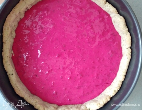 Вылить красивую начинку на корж. Поставить в разогретую до 180°C духовку на 40 минут.