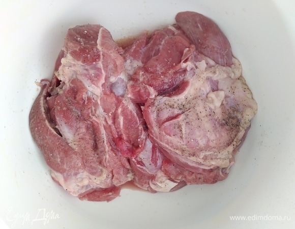 Мясо птицы хорошо промыть, обсушить. Натереть солью и перцем. У меня было филе с бедра индейки.