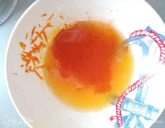 Для маринада с апельсина снять цедру и выжать сок. Апельсин лучше взять сочный, чтоб сока было достаточно. Добавить в сок острый перец.