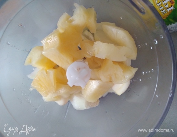 В процессоре с насадкой-ножом измельчить лук, чеснок и ананасы.