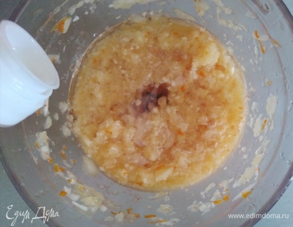 Влить сок с цедрой, соль. Взбить еще раз. Влить масло и перемешать. Получается такое густоватое пюре-маринад.