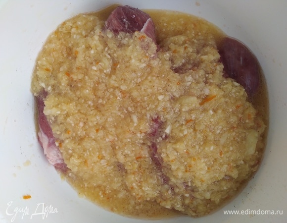 Обвалять индейку в маринаде и убрать в холодильник на 2 часа.