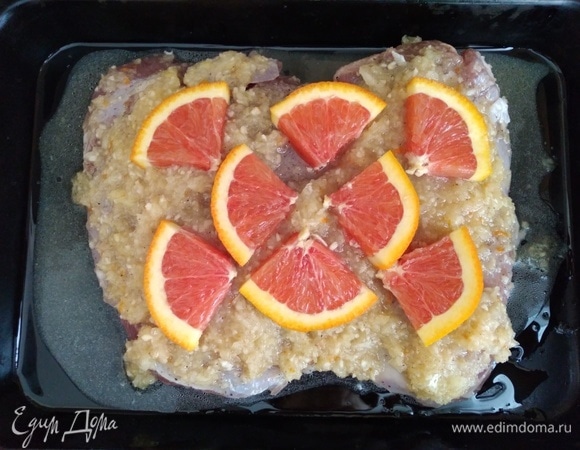 Духовку разогреть до 220°C. Форму для запекания смазать маслом. Поместить индейку в форму вместе с маринадом. Апельсин нарезать на дольки и разложить сверху. Запекать птицу около 45–55 минут. Через 20 минут убавить жар и выпекать до готовности, периодически поливая выделившимся соком. Проверьте готовность с помощью термометра или проткнув ножом, вытекающий сок не должен быть красным.