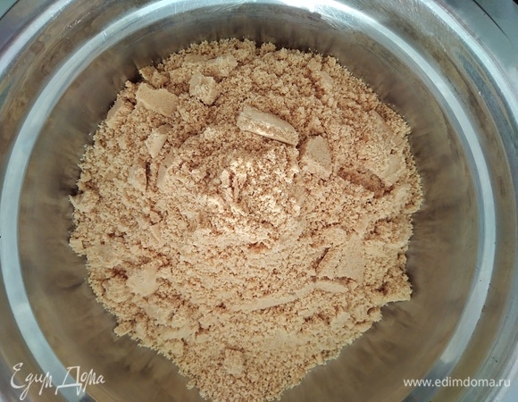 Готовим основу для пирожных. Измельчить печенье до мелкой крошки.