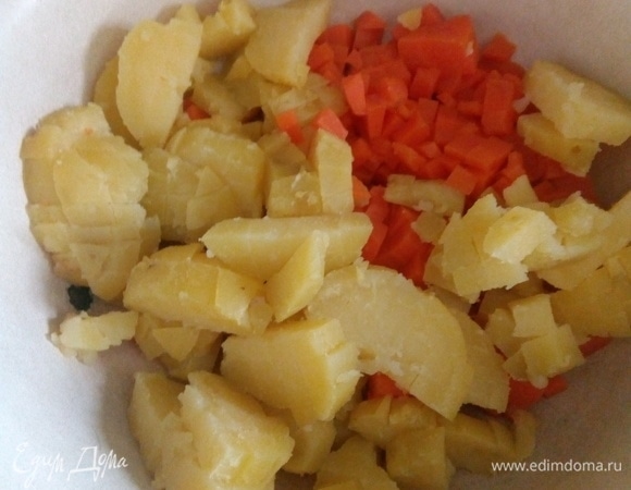 Нарезаем кубиками вареный картофель, морковь.