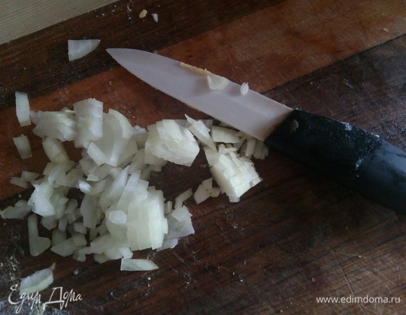 Нарезаем мелко репчатый лук, добавляем к картошке.
