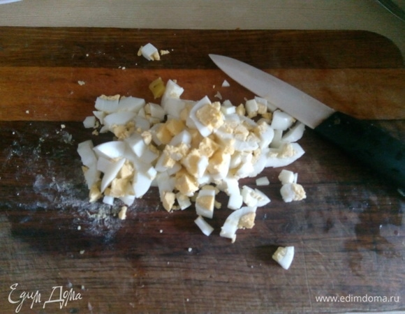 Нарезаем вареные яйца и к овощам.