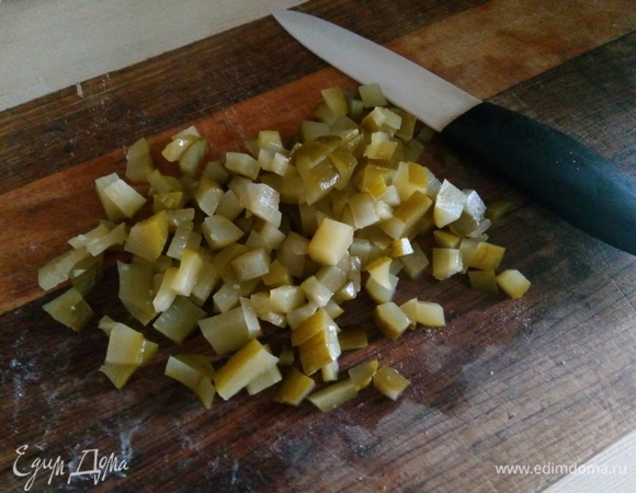 Туда же резанные маринованные огурцы.