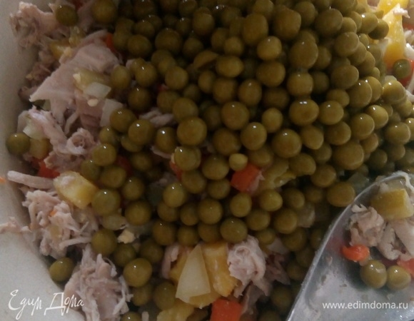 Режем вареное мясо курицы, отправляем к овощам. Банку зеленого горошка консервированного «Фрау Марта» соединяем с курицей и овощами, предварительно слив маринад.