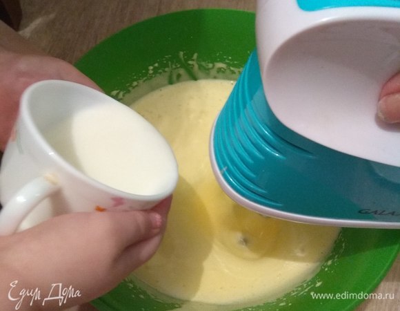 Далее добавляем 1 стакан кефира и снова хорошо перемешиваем с помощью миксера.
