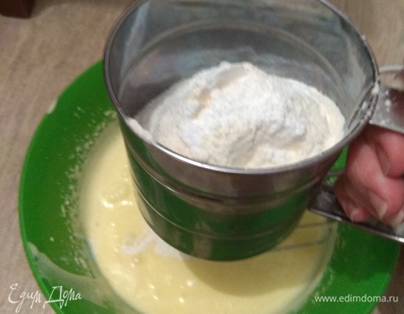 Добавляем разрыхлитель в муку и вместе просеиваем, добавляя постепенно в нашу массу. Хорошо перемешиваем. Тесто для маффинов готово. По консистенции тесто получилось, как на оладьи.