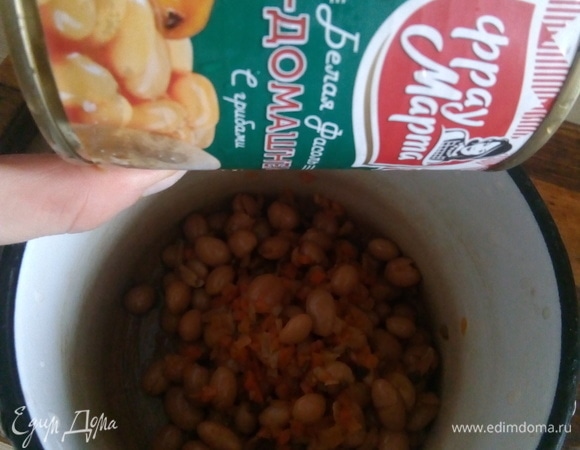 А теперь заправка к салату. Берем консервированную белую фасоль ТМ «Фрау Марта», и высыпаем в емкость, где будем готовить соус, обязательно слив перед этим маринад, должна быть только фасоль!