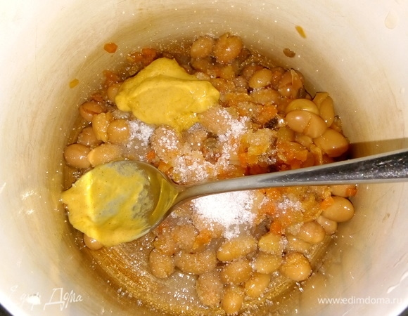 Добавляем соль щепотку, сахар 2 ч. л. без горки (получается слегка сладковатый, кто так не любит, можно и 1 ч. л. сахара), 1 ч. л. горчицы, 100 мл растительного масла.