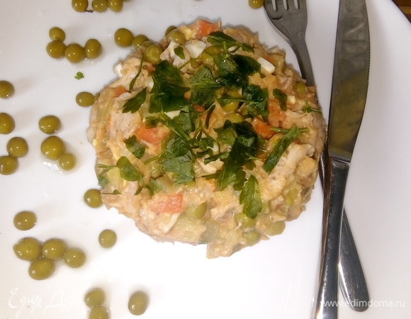 Заправляем соусом салат, красиво сервируем и подаем на стол. Приятного аппетита!