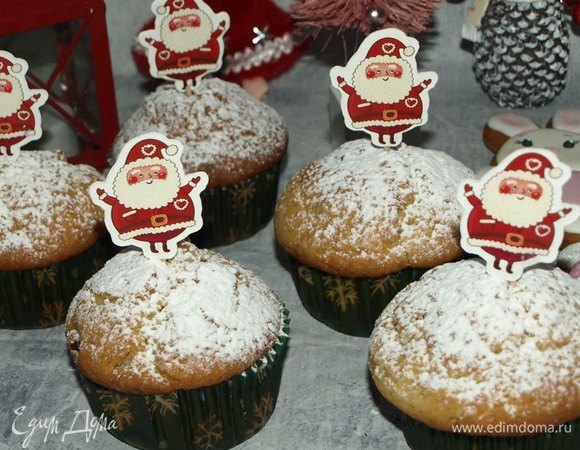 Посыпаем маффины сахарной пудрой. Украшаем новогодним стикером. Маффины могут быть и отличным подарком.