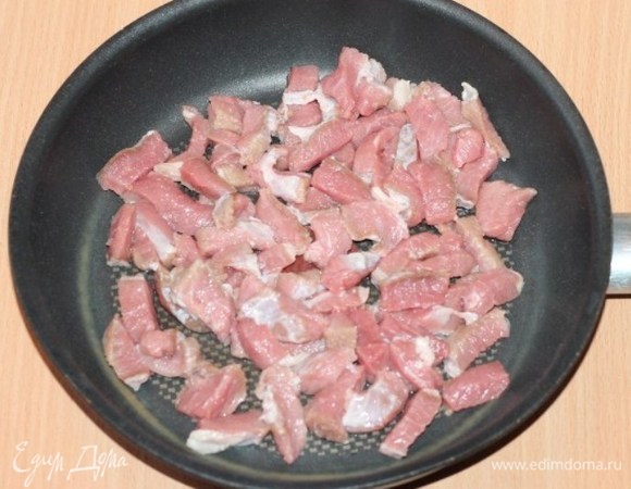 Мясо (мякоть) моем, сушим бумажным полотенцем и нарезаем порционными кусочками. Разогреваем растительное масло и обжариваем мясо до румяности на сильном огне.