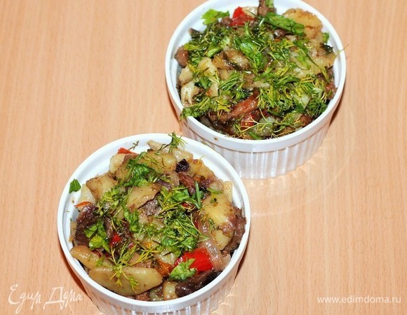 Выкладываем приготовленное блюдо в формочки для запекания (4 шт. по 300 мл). В каждую формочку добавляем по 2 ст. л. соуса, посыпаем зеленью.