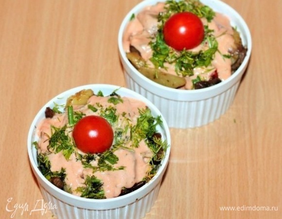 Сверху кладем по 1 помидорке черри.