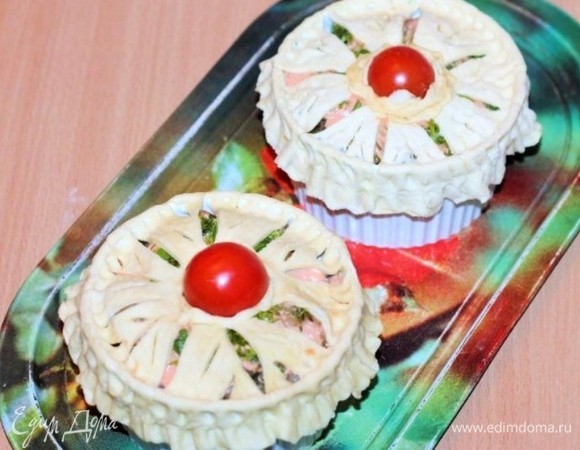 Закрываем формочки кружочком теста, смазываем его сметаной и отправляем в хорошо разогретую до температуры 190°C духовку. Запекаем до золотистого цвета крышки. Затем смазываем крышку взбитым с щепоткой соли желтком, и ставим еще на 5 минут в духовку до румяной корочки.