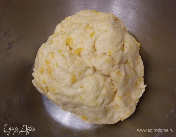 Замесить тесто, обернуть пленкой и поместить в холодильник на 30 минут.