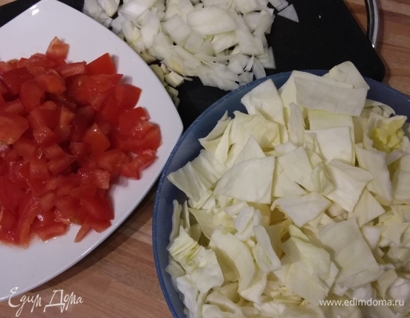 За это время подготовить основные продукты: приготовить фарш, нарезать капусту, нарезать помидоры, измельчить лук и чеснок.