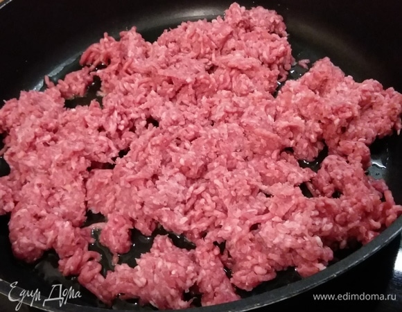Разогреть масло и на большом огне обжарить фарш в течение нескольких минут.