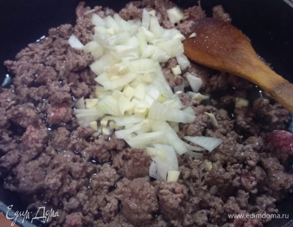 Добавить лук и чеснок, обжарить еще несколько минут.
