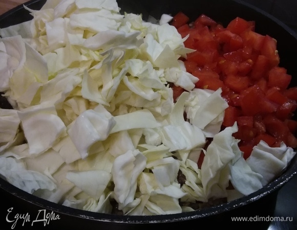 Выложить помидоры и капусту, перемешать и тушить 5 минут на среднем огне. Добавить 100–125 мл воды или бульона, вустерширский соус и 1 ст. л. муки, размешать, посолить и поперчить по вкусу.