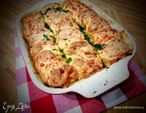 Запекать в заранее разогретой до 200°C духовке около 25–35 минут. Через 20 минут по необходимости накройте форму пергаментной бумагой, чтобы коблер не подгорел.