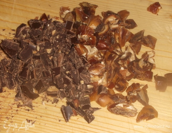 Финики и шоколад порубить ножом.