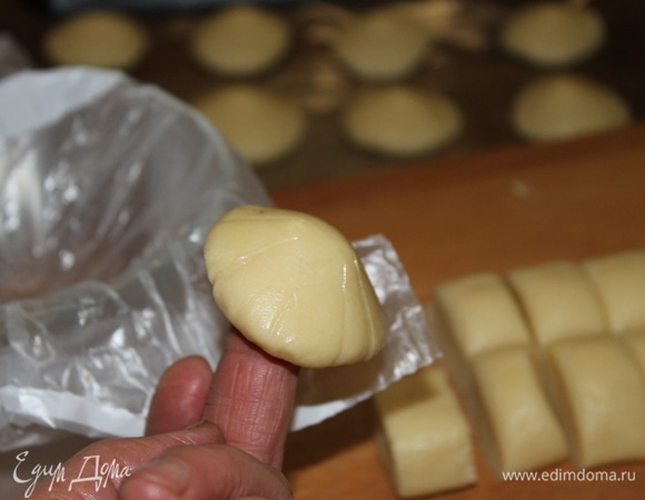 Шарик теста расределите по донышку вашей формы до нужного размера шляпки, переложите ее на противень для выпечки и после того, как весь противень заполнится шляпками, отправьте его в холодное место минимум на час.