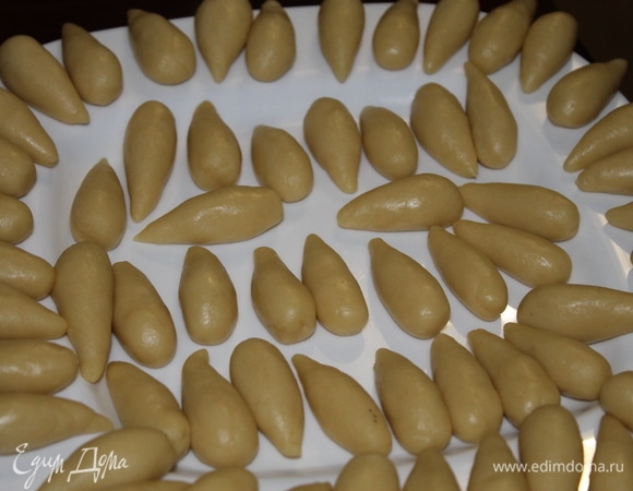 Из теста, отложенного для ножек, сформируйте ножки. Тесто скатайте в жгутики, нарежьте их на кусочки, равные длине ножки, и один конец скатайте конусом. Чтобы ножки при выпечке не сильно деформировались, их нужно заморозить перед выпечкой в течение 40–50 минут. Выпекаем ножки подмороженными.